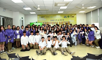 Học sinh trường Greenfield hào hứng tìm hiểu mô hình gà hạnh phúc, trứng vui vẻ