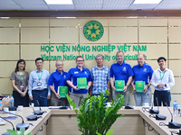 Sinh viên Học viện Nông nghiệp Việt Nam giao lưu với đoàn sinh viên Đại học Bang South Dakota Hoa Kỳ