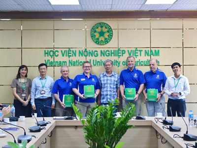 Sinh viên Học viện Nông nghiệp Việt Nam giao lưu với đoàn sinh viên Đại học Bang South Dakota Hoa Kỳ
