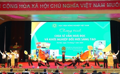 Cán bộ, viên chức và sinh viên Học viện Nông nghiệp Việt Nam hào hứng tham gia chương trình chia sẻ văn hoá đọc và khởi nghiệp đổi mới sáng tạo