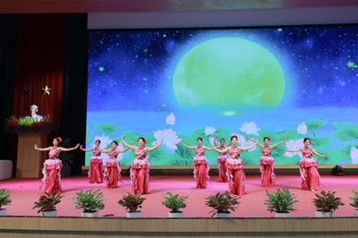 Khoa Kế toán và Quản trị kinh doanh rộn ràng ngày hội chào đón tân sinh viên K71