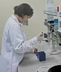 Tự hào Nông dân Việt Nam năm 2025 Nữ tiến sĩ nghiên cứu thành công chế phẩm sinh học diệt loài nấm đồng tiền trên tôm