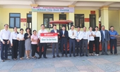 Tặng máy nông cụ cho nông dân Đông Hải