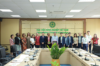 A delegation from the International Livestock Research Institute led by Deputy Director General for Research, Partnerships and Impact visits VNUA