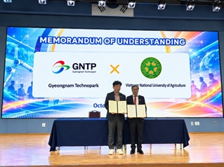 Faculty of Information Technology, VNUA signs MOU with Gyeongnam Technopark South Korea at The Next AI 2026